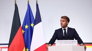 Emmanuel Macron lors d'une conférence de presse avec le chancelier allemand, Friedrich Merz, à Toulon (Var), le 29 août 2025. (MANON CRUZ / AFP)