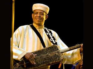 Adieu à Mustapha Bakbou, le maître du guembri qui a réinventé l’art Gnaoua Adieu à Mustapha Bakbou, le maître du guembri qui a réinventé l’art Gnaoua