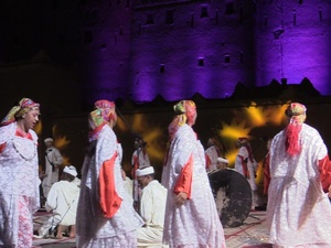 Izourane : quand le patrimoine danse sous les étoiles d’Aouloz