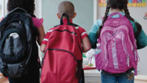 Cartables trop lourds, fournitures toxiques : un danger silencieux pour les écoliers marocains Cartables trop lourds, fournitures toxiques : un danger silencieux pour les écoliers marocains