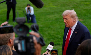 Donald Trump parle aux journalistes à la Maison-Blanche, le 11 septembre 2025. AP - Julia Demaree Nikhinson