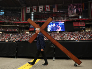 Une veillée historique pour un influenceur controversé Une veillée historique pour un influenceur controversé