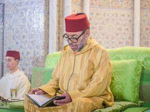 SM le Roi, Amir Al-Mouminine, préside une veillée religieuse en commémoration du 27e anniversaire de la disparition de Feu SM le Roi Hassan II