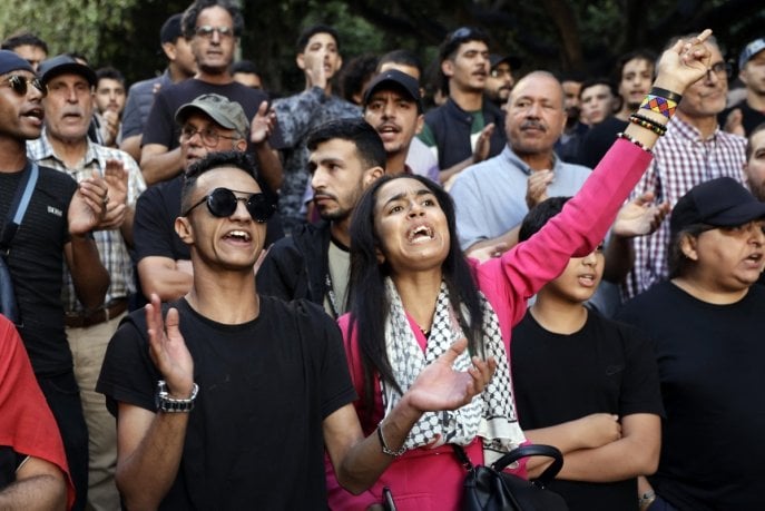 Des jeunes Marocains dans les rues de Rabat réclamer des réformes dans les domaines de la santé publique et de l'éducation, le 3 octobre 2025. (Photo par Abdel Majid BZIOUAT / AFP)