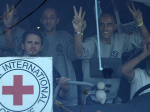 Gaza : Les premiers détenus palestiniens libérés par Israël arrivent à Ramallah Gaza : Les premiers détenus palestiniens libérés par Israël arrivent à Ramallah