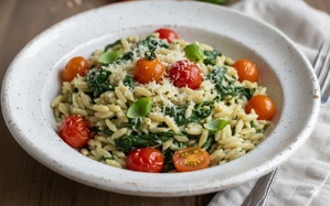 Un bol de bonheur : orzo, épinards et tomates qui font fondre les papilles Un bol de bonheur : orzo, épinards et tomates qui font fondre les papilles