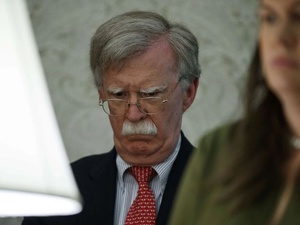 De conseiller à paria : l’inculpation explosive de John Bolton