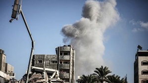 Une frappe aérienne israélienne sur le camp de Bureij, malgré le cessez-le-feu, dans la bande de Gaza, le 19 octobre. (MOIZ SALHI / ANADOLU / AFP)