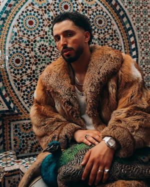 Un titre sincère, un clip déroutant, Tawsen dévoile "Khalini"