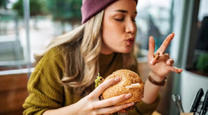 La « règle des trois bouchées » : la nouvelle lubie minceur qui fait débat sur TikTok