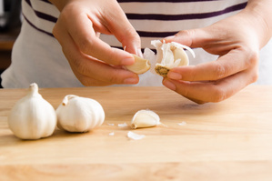 Faut-il vraiment éplucher l’ail ? La petite astuce qui change tout !