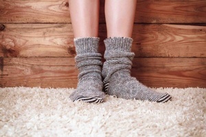 Fini les pieds glacés : le secret des tapis bien placés pour plus de chaleur