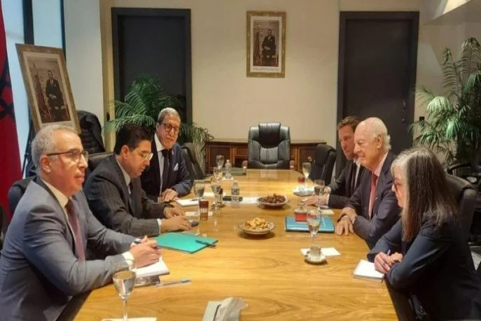 Le ministre marocain des Affaires étrangères, Nasser Bourita, et représentant permanent du Maroc auprès des Nations Unies, Omar Hilale, lors d’un entretien à New York avec l'envoyé personnel du Secrétaire général des Nations Unies pour le Sahara marocain, Staffan De Mistura, en marge de la 79e session de l'Assemblée générale des Nations Unies, septembre 2024.