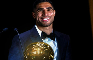 Achraf Hakimi ovationné au Parc des Princes après son sacre de Ballon d’Or africain 2025 Achraf Hakimi ovationné au Parc des Princes après son sacre de Ballon d’Or africain 2025