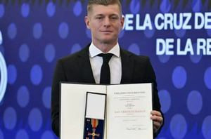 Toni Kroos reçoit la Croix du Mérite au Bernabéu Toni Kroos reçoit la Croix du Mérite au Bernabéu