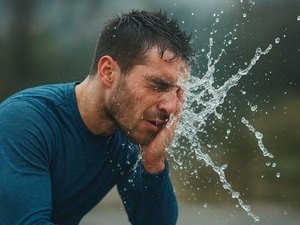 L’astuce insolite qui booste ton énergie du matin : le “Cold face dunk” L’astuce insolite qui booste ton énergie du matin : le “Cold face dunk”