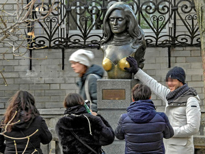 Paris : le buste de Dalida au cœur d’une polémique de “mains baladeuses”