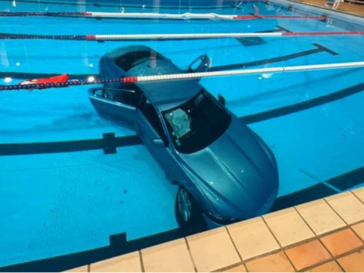 Une voiture de luxe finit dans la piscine au milieu des nageurs