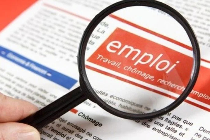 Dans les secteurs de la reprise de l'emploi figurent en tête les services ( 94.000 postes, soit +2%), les BTP avec 90.000 (+7%) et loin derrière l'industrie ( 30.000)