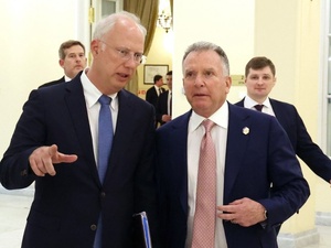 Dans le plan de paix concocté par Kirill Dmitriev, président du fonds d’investissement russe, et Steve Witkoff, envoyé spécial de Donald Trump , ici en avril à  St-Petersbourg ,  figurait effectivement une tentative de captation des avoirs russes gelés.