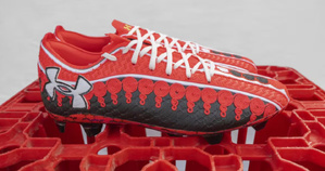 Achraf Hakimi et Hassan Hajjaj signent des crampons de foot pour la CAN 2025 Achraf Hakimi et Hassan Hajjaj signent des crampons de foot pour la CAN 2025