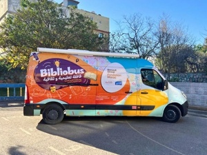 Bibliobus à Tanger: deux semaines pour rapprocher le livre des citoyens, des écoles aux places publiques Bibliobus à Tanger: deux semaines pour rapprocher le livre des citoyens, des écoles aux places publiques