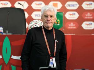 CAN 2025 : le sélectionneur sud-africain Hugo Broos s’attaque à l’organisation marocaine