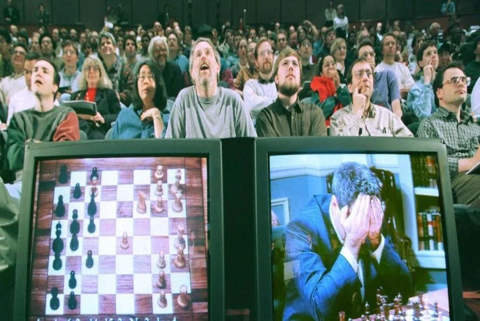 En 1997 l'IA est déjà sur le devant de la scène depuis des décennies: mais cette année-là elle fait une irruption spectaculaire lorsque machir Deep Blue arrive à bout du champion du monde d'échec Gary Kasparov (1997)