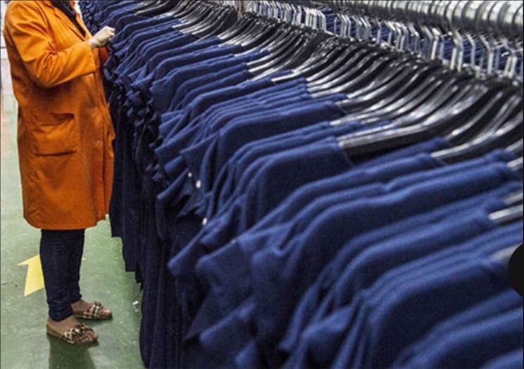 Le monde a changé et le textile marocain doit s’adapter, sous peine de disparaître. Le CBAM (mécanisme européen de taxation carbone) va peu à peu pénaliser les intrants importés. Ensuite, la réactivité est devenue la nouvelle monnaie d’échange. L’Europe paie jusqu’à 30% plus cher pour des délais divisés par deux (Ph .AFP)