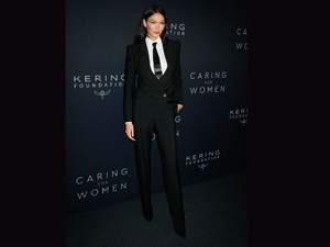 Cravate, symbole réinventé: affirmation de soi et pouvoir au féminin