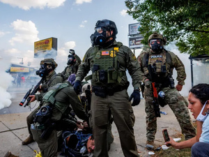 ICE : comment fonctionne l’agence de Trump qui défraye la chronique et agite les rues américaines ?