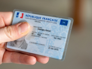 Près de 400 000 titres de séjour délivrés en France en 2025