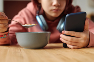 Smartphone éteint, assiette allumée : on redonne du sens à nos dîners !