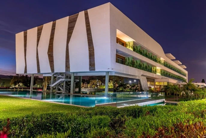 Inauguré en décembre 2019 par le Souverain, le complexe Mohammed VI de Football est considéré comme l'une des infrastructures sportives les plus importantes et modernes au monde. Le Maroc, en montant en gamme, devient une cible crédible. On ne s’attaque jamais à ce qui échoue. On cherche à fragiliser ce qui réussit