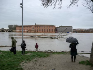 Intempéries en France : 1 mort, 1 blessé grave et 5 départements en alerte maximale Intempéries en France : 1 mort, 1 blessé grave et 5 départements en alerte maximale