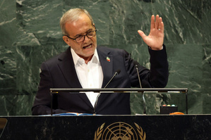 Le président iranien, Massoud Pezeshkian, à la tribune de l'Assemblée générale de l'ONU, à New York (Etats-Unis), le 24 septembre 2025. (SPENCER PLATT / GETTY IMAGES / AFP)