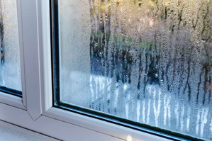 Fenêtres embuées ? Ce duo magique maison va les garder claires !