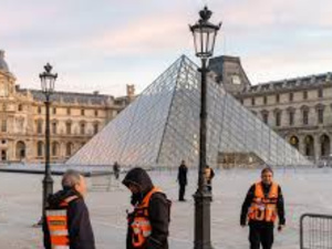 Tensions au Louvre : ouverture réduite