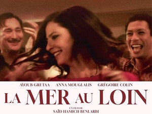 La Mer au loin : une fresque intime de l’exil entre amour, identité et musique. La Mer au loin : une fresque intime de l’exil entre amour, identité et musique.