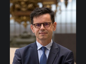 Emmanuel Macron choisit Christophe Leribault pour diriger le musée du Louvre Emmanuel Macron choisit Christophe Leribault pour diriger le musée du Louvre