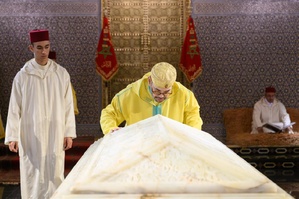 SM le Roi Mohammed VIse recueille sur la tombe de Feu SM le Roi Mohammed V,