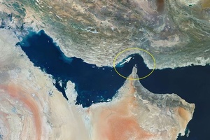 Une vue satellite du golfe Persique, le détroit d'Ormuz est entouré d'un rond jaune, le 11 janvier 2025. (GALLO IMAGES / GETTY IMAGES / FRANCE INFO)