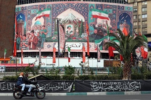 Une peinture murale avec un portrait de l'ayatollah Ali Khamenei, le guide suprême iranien tué le 28 février, le 22 mars 2026 sur la place Valiasr de Téhéran. © AFP