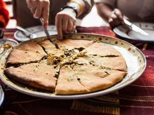 La medfouna, ce trésor marocain que certains appellent la “pizza du désert” La medfouna, ce trésor marocain que certains appellent la “pizza du désert”