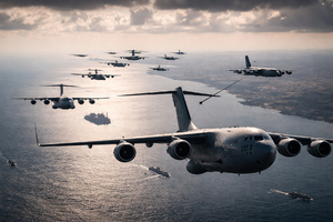 Pont aérien américain vers le Moyen-Orient : démonstration de force ou prélude à une option terrestre ?