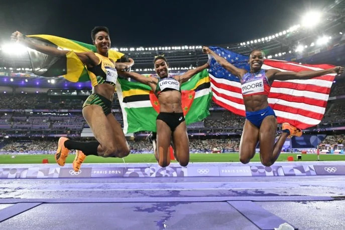 La Jamaïcaine Shanieka Ricketts (argent), la Dominicaise Thea Lafond (or) et l’Américaine Jasmine Moore (bronze) après la finale du triple saut féminin de des JO de Paris, le 3 août 2024 (Photo AFP)