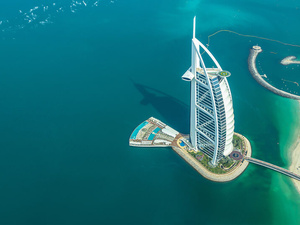 Dubaï : le Burj Al Arab ferme pour 18 mois afin de préserver son prestige.