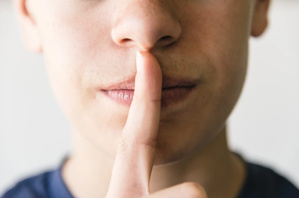 Secrets, stress et tête pleine : quand ce qu’on garde pour soi finit par nous peser