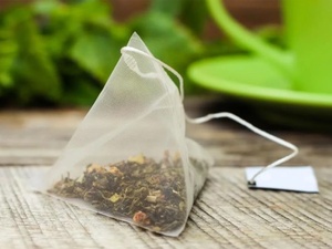 Sachets de thé : des milliards de microplastiques dans votre tasse ?