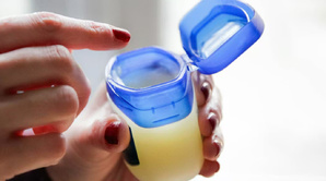 La vaseline, un produit simple devenu incontournable dans les routines de soin